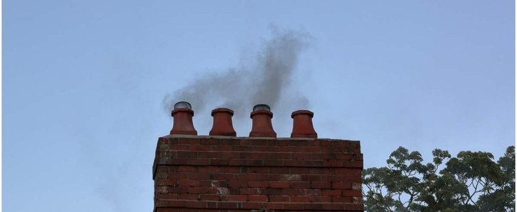 Zakaz palenia węglem i drewnem w Warszawie. Projekt uchwały już gotowy