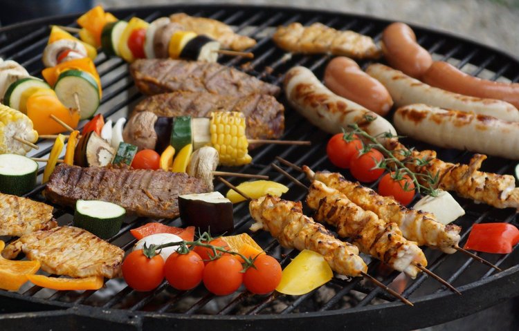 Dlaczego powinno się kłaść kostkę lodu na grillowane mięso?