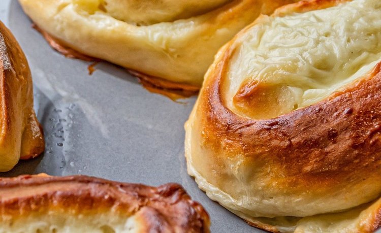 Drożdżówki z budyniem pachnące dzieciństwem
