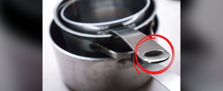 Jakie są funkcje dziurki w rączce rondla?