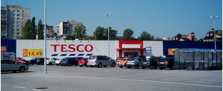Rozpoczynają się masowe zwolnienia w Tesco. Niepewne losy pracowników