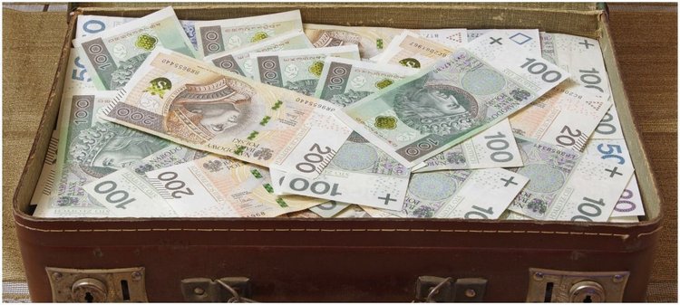 Wypłata pod stołem warta 34 mld zł. 1,4 mln Polaków dostaje pensję na lewo