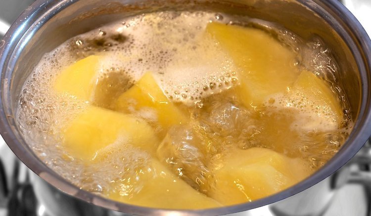 Dodajesz sól do ziemniaków? Zapomnij. Jest znacznie lepszy patent. 1 dodatek nada im cudownego aromatu