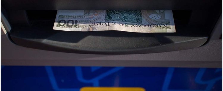 Urządzenie wciągnęło pieniądze, a transakcja się nie odbyła. Co zrobić, gdy dojdzie do awarii wpłatomatu?