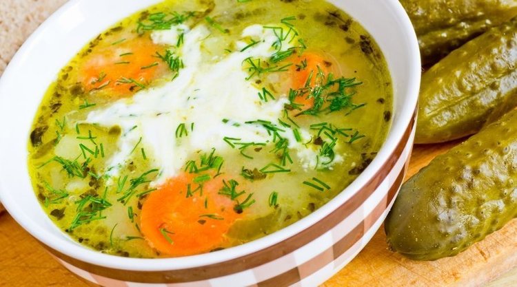 Jak zrobić aromatyczną zupę ogórkową?