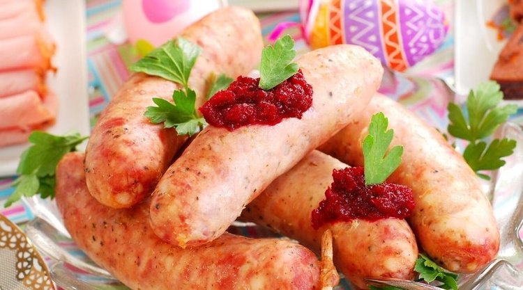 Biała kiełbasa zapiekana w żurawinowej marynacie. Słodko-kwaśny sos nie ma sobie równych