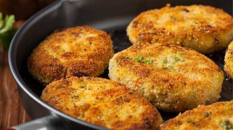 Delikatne kotlety z ryżu i warzyw. Tani obiad, który pokochają nawet wybredni
