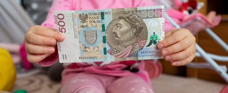 Wnioski o 500 plus wystartowały, Polacy nie czekają. Pieniądze przyznali już 23 tys. osób