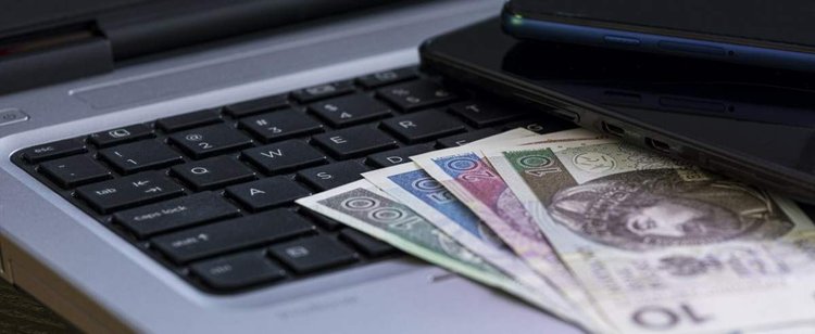 Przez pandemię Polacy zainteresowani gotówką jak nigdy. Wyprzedzamy cały region