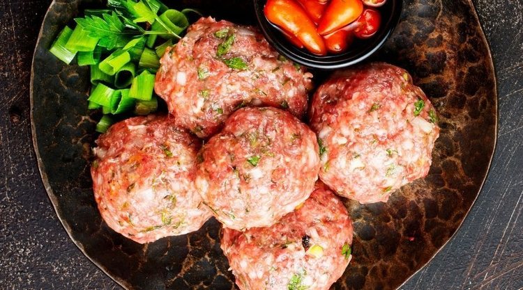Kotlety mielone po niemiecku z dodatkiem szynki i mleka