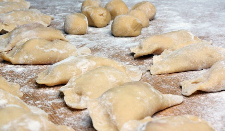 Najłatwiejsze, doskonałe ciasto na pierogi z 3 składników. Jego sekret tkwi w 1 szczególe