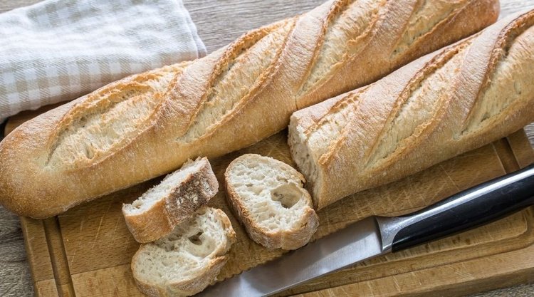Prosty sposób na domową, francuską bagietkę. Lepsza niż z piekarni