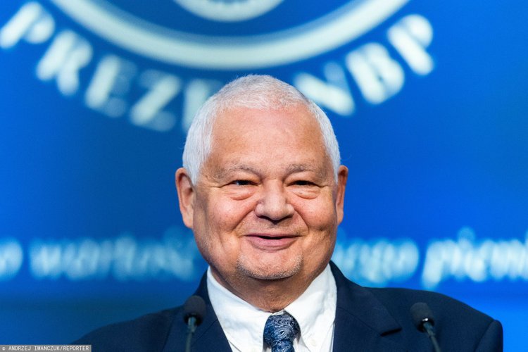 Zarobki Glapińskiego w 2022 roku. Prezes twierdzi, że żyje ubogo, ale szczęśliwie