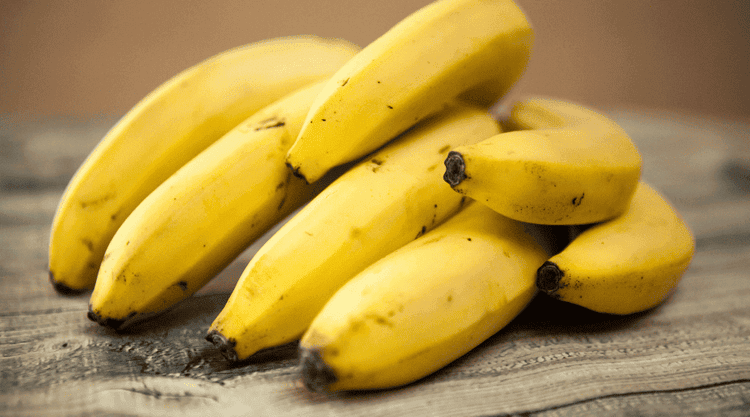 Dlaczego warto zjeść wieczorem banana?