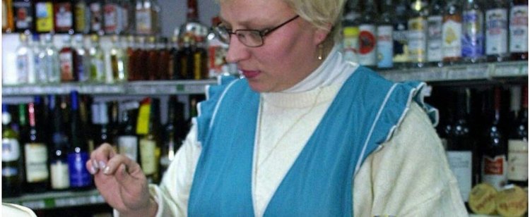 Podatek cukrowy miał ograniczyć sprzedaż małpek. Producenci zrobili więc jedną rzecz