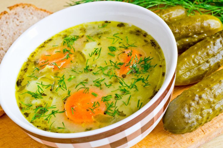 Zupa ogórkowa - przepis na ukochane danie wszystkich Polaków