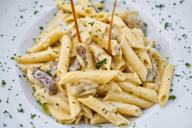 Włoski obiad - penne z pieczarkami, szynką i suszonymi pomidorami