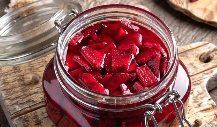 Dodaj do kiszonych buraków 2 aromatyczne składniki. Wzmocnisz ich smak i właściwości