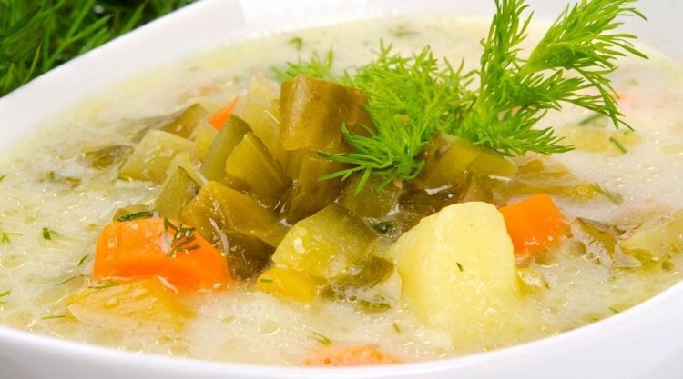 Zupa ogórkowa z chrzanem i kiełbasą. Klasyczny specjał w wyjątkowym wydaniu 