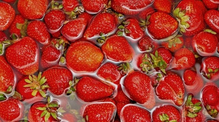 Skutki moczenia truskawek w wodzie z solą