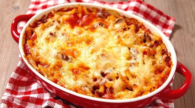 Zapiekanka makaronowa z mięsem mielonym i pieczarkami. Prosty i tani obiad