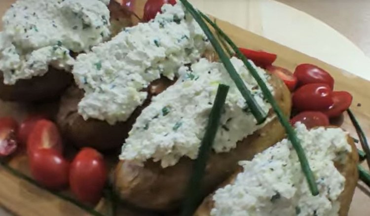 Pieczone ziemniaki z gzikiem. Niezawodny przepis na kultowy smakołyk