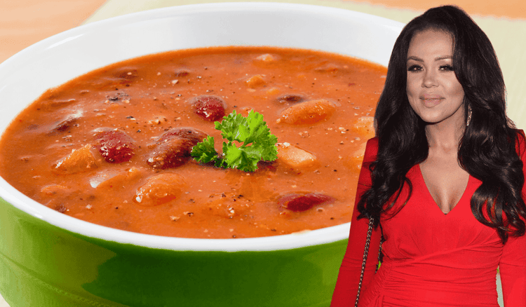 Sylwia Bomba pokazała, jak robi zupę meksykańską. Sycące danie z mięsem mielonym zachwyci każdego
