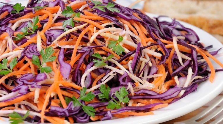 Surówka coleslaw z czerwonej kapusty - lepsza wersja klasyki
