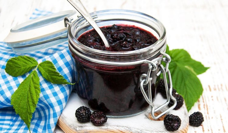 Przepis na domowy dżem jeżynowy. Idealny do pieczywa i deserów 