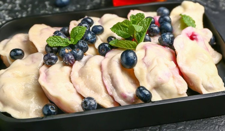 Maślankowe pierogi z jagodami. Najlepsze połączenie smaków 