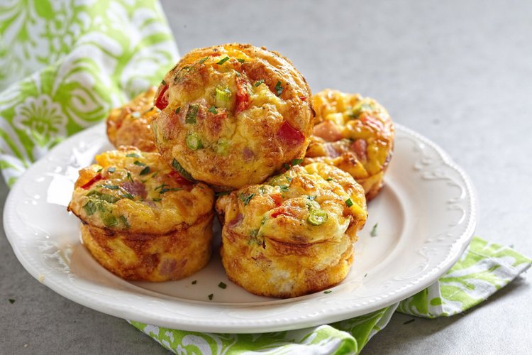 Muffiny jajeczne z papryką - przepis na zaskakujące danie