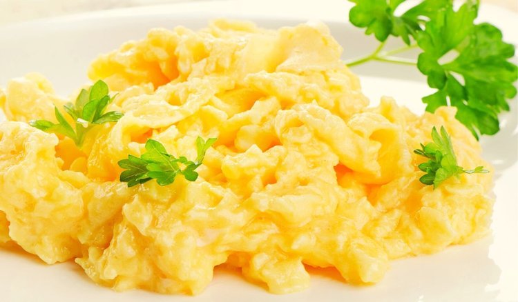Kremowa jajecznica, jak z najlepszej restauracji. Sekret tkwi w sposobie smażenia