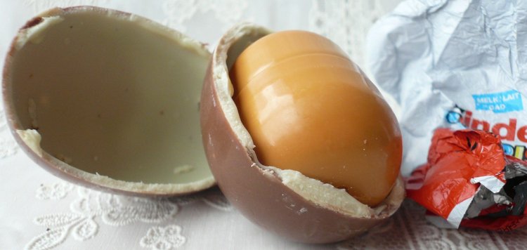 Czemu środek Kinder Niespodzianki jest żółty?