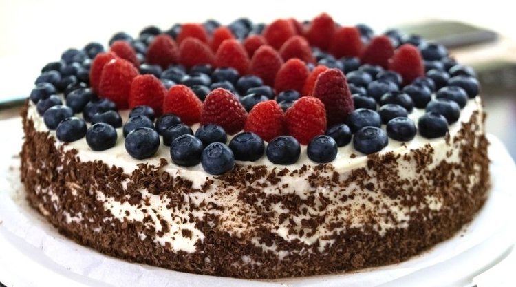 Owocowe ciasto bez pieczenia z serkiem mascarpone