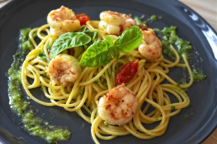 Spaghetti z pesto pietruszkowym i krewetkami