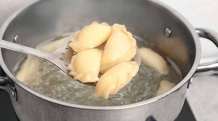 Jak uniknąć sklejania się pierogów podczas gotowania? Patent jest prostszy niż myślisz