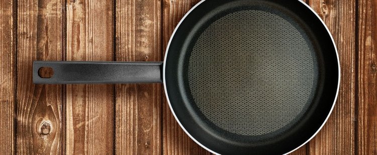 Ukryte zastosowanie otworu w rączce od patelni