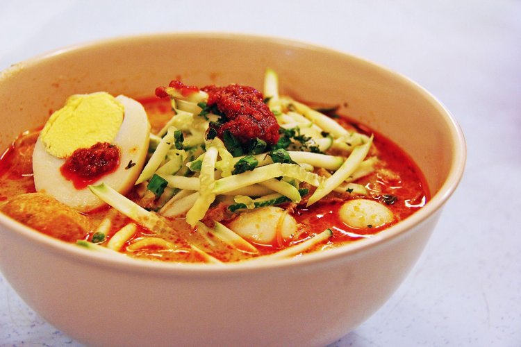 Laksa z dorszem i papryką