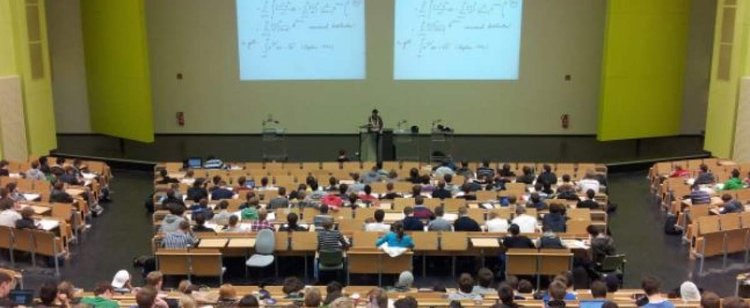 Zastanawiasz się gdzie iść na studia? Wiemy po jakich kierunkach zarabia się najwięcej