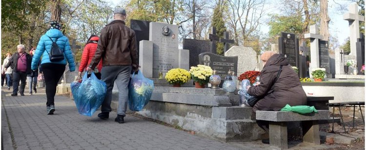 Wszystkich Świętych z kolejnym dniem wolnym. Znamy już koszt dla gospodarki, kwoty idą w miliardy