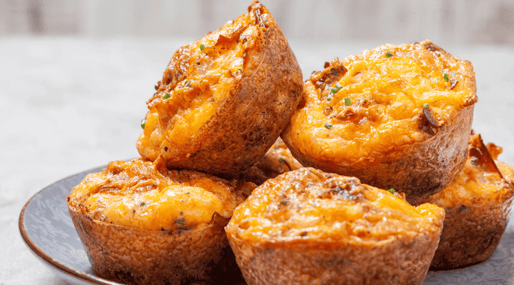 Muffiny jajeczne z marchewką i serem pleśniowym. Proste śniadanie o wyjątkowym aromacie