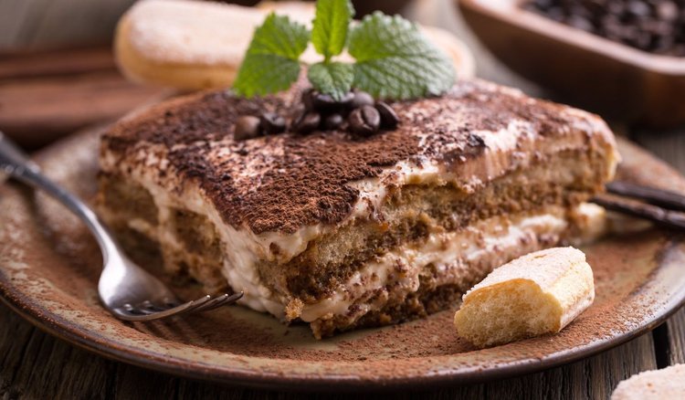 Przepis na rozpływające się w ustach ciasto bez pieczenia. Słynne tiramisu zrobisz dosłownie w kwadrans