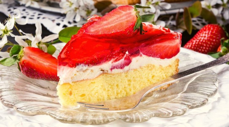 Prosty biszkopt z truskawkami i galaretką. Przepis krok po kroku