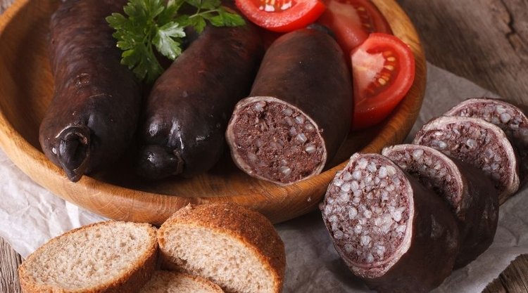 Kaszanka zapiekana w piekarniku z dodatkiem kiszonej kapusty