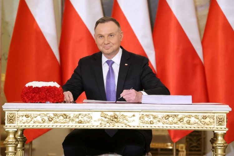 Prezydent podpisał ustawę wydłużającą kadencję samorządów