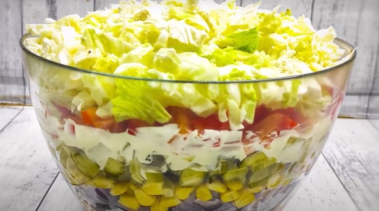 Zamiast cebuli dodaliśmy do sałatki gyros inny składnik. Wyszła jeszcze lepsza