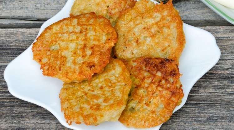 Co dodać do placków ziemniaczanych, żeby nie ciemniały?
