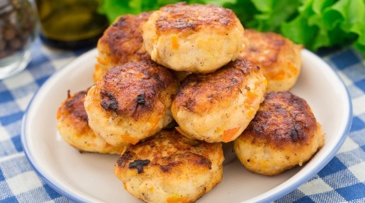 Kotlety z czerstwego pieczywa. Pomysł na tani i pyszny obiad 