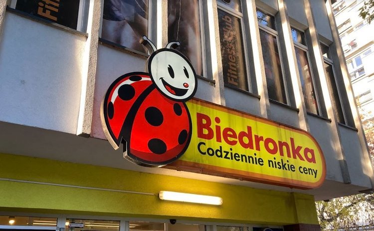Spore podwyżki dla pracowników Biedronki. Tyle zarobią od stycznia 2023 roku 