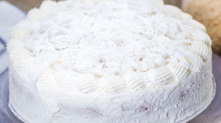 Tort bezowy Raffaello na komunię. Deser zachwyci wszystkich gości
